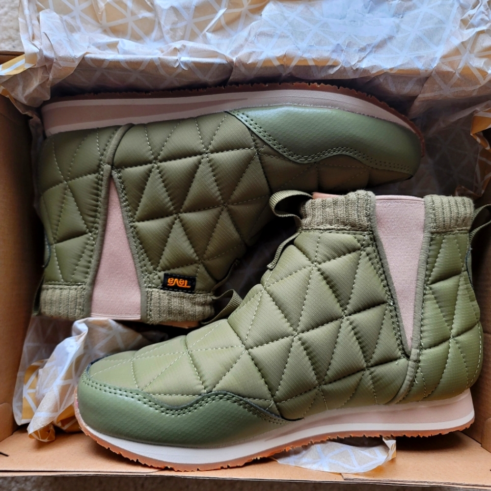Brand new teva boots size 7
